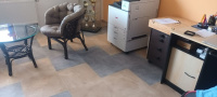  Ukazka-realizace-vinylove-podlahy-BUKOMA-STONE-UCLICK-Beton-Kamen-Sedy a Travertine